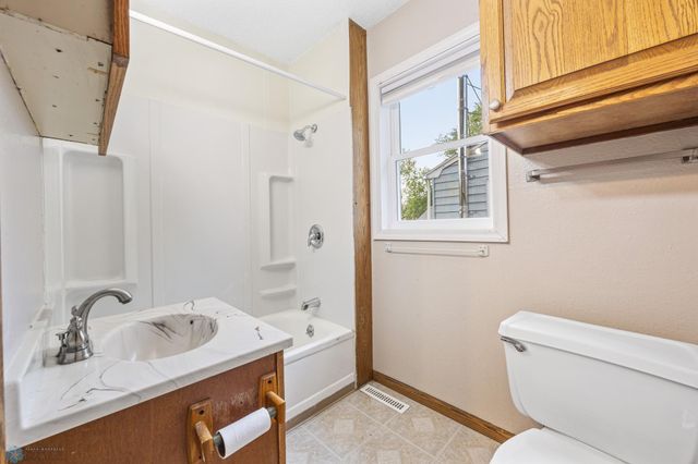1402 11th Street N, Fargo, ND 58102