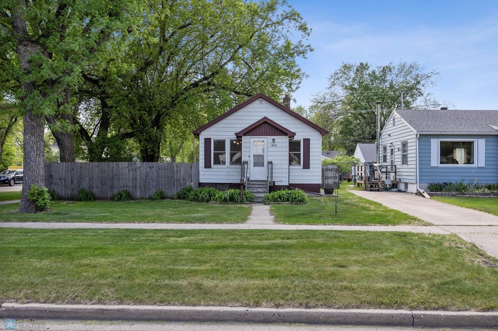 1402 11th Street N, Fargo, ND 58102