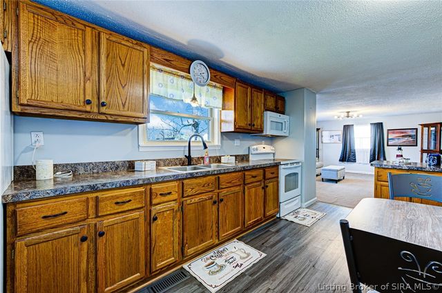 800 N Blue River Road, Pekin, IN 47165