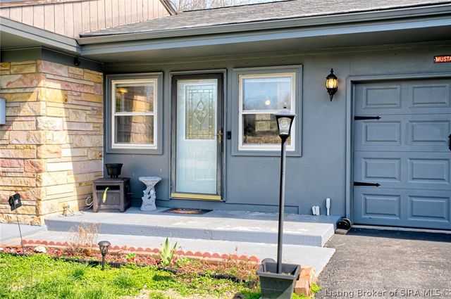 800 N Blue River Road, Pekin, IN 47165