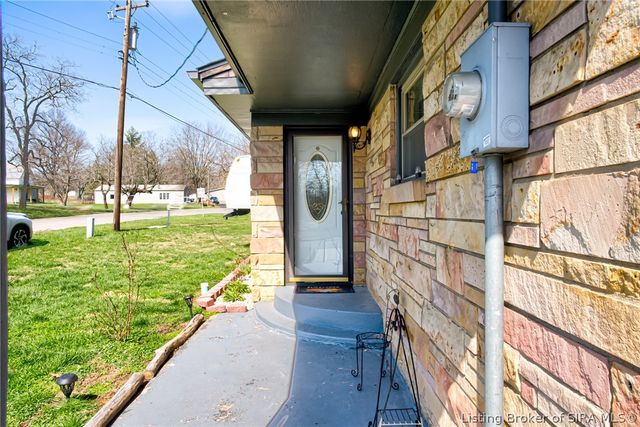 800 N Blue River Road, Pekin, IN 47165