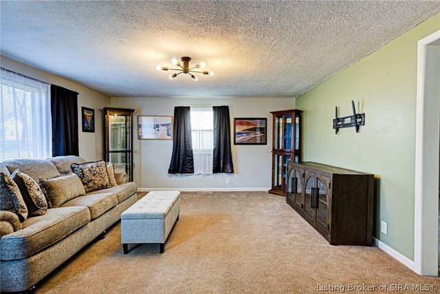800 N Blue River Road, Pekin, IN 47165
