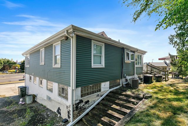 31828 N Us Highway 12, Volo, IL 60073