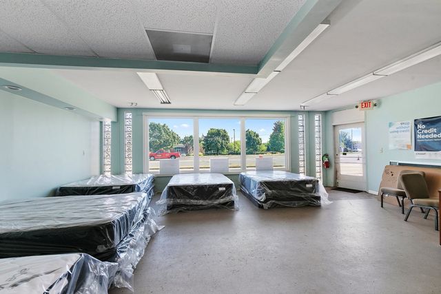 31828 N Us Highway 12, Volo, IL 60073