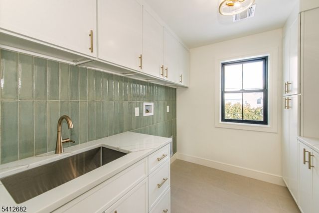 6 Harvale Dr, Florham Park Boro, NJ 07932