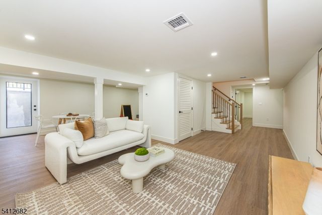 6 Harvale Dr, Florham Park Boro, NJ 07932