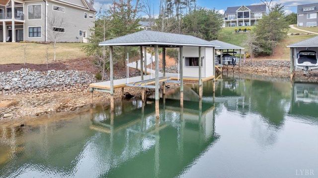 639 Compass Cove Circle, Moneta, VA 24121