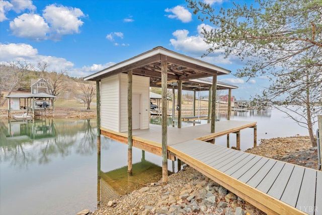 639 Compass Cove Circle, Moneta, VA 24121