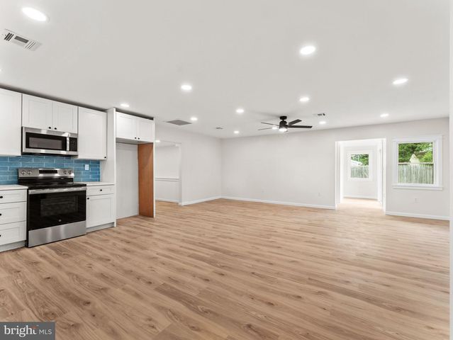 23 FLOWER LN, Levittown, PA 19055