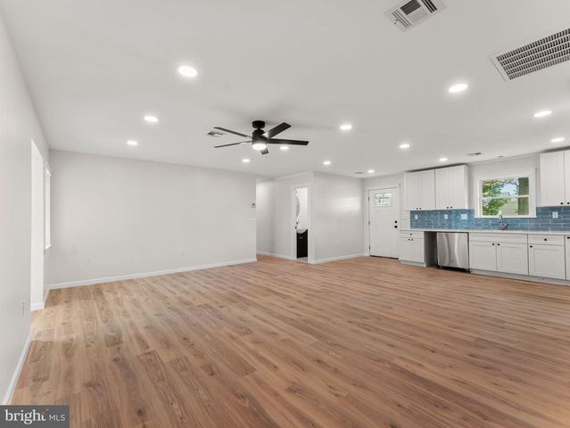 23 FLOWER LN, Levittown, PA 19055