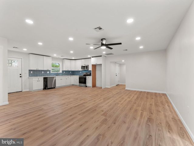 23 FLOWER LN, Levittown, PA 19055