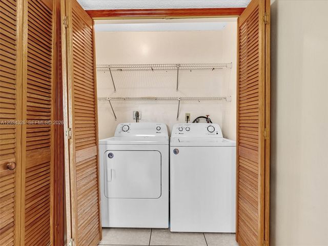 210 NW 87th Ave L206, Miami, FL 33172