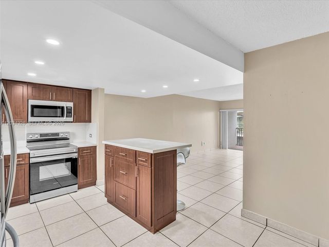 210 NW 87th Ave L206, Miami, FL 33172
