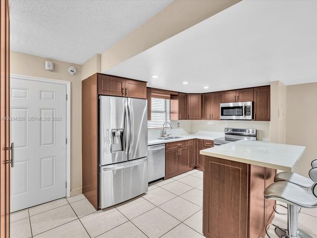 210 NW 87th Ave L206, Miami, FL 33172