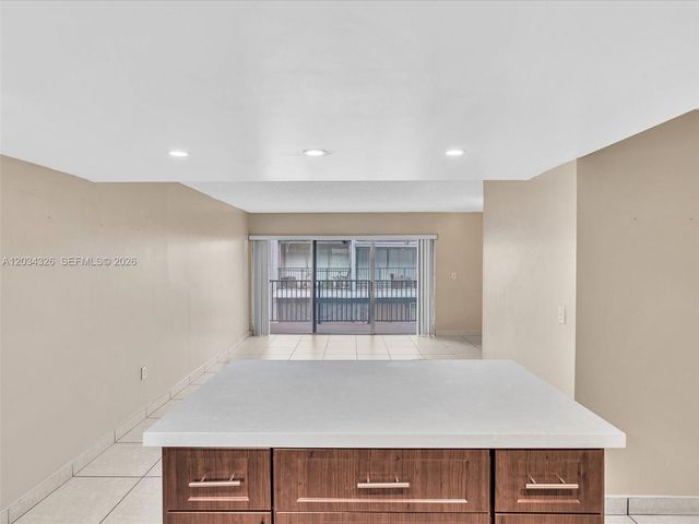 210 NW 87th Ave L206, Miami, FL 33172