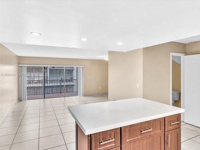 210 NW 87th Ave L206, Miami, FL 33172