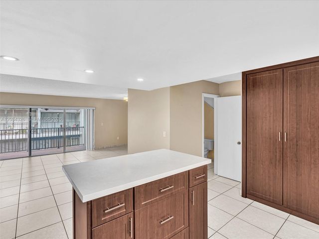 210 NW 87th Ave L206, Miami, FL 33172