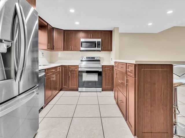 210 NW 87th Ave L206, Miami, FL 33172