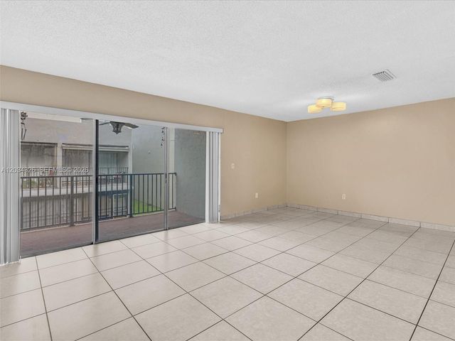 210 NW 87th Ave L206, Miami, FL 33172