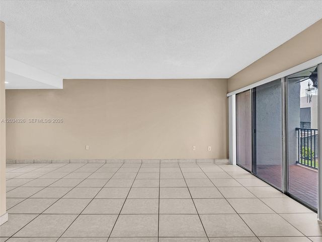 210 NW 87th Ave L206, Miami, FL 33172