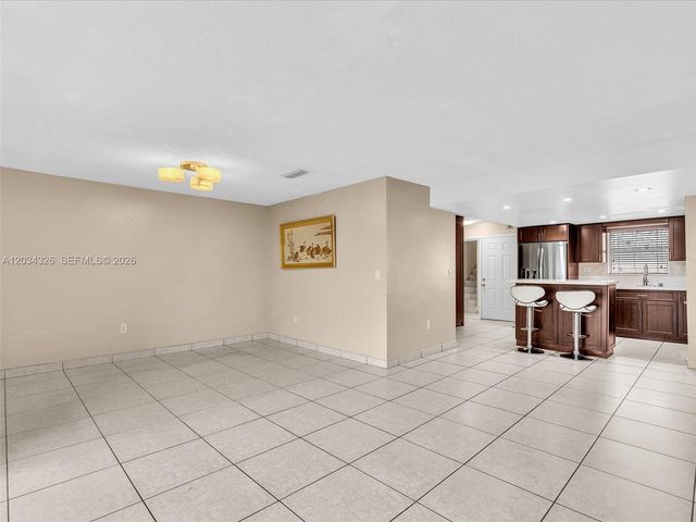 210 NW 87th Ave L206, Miami, FL 33172