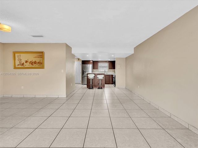210 NW 87th Ave L206, Miami, FL 33172