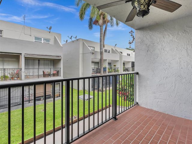 210 NW 87th Ave L206, Miami, FL 33172