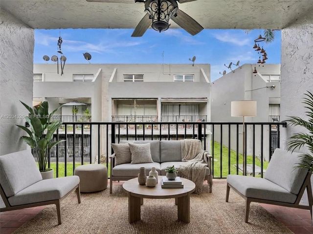 210 NW 87th Ave L206, Miami, FL 33172