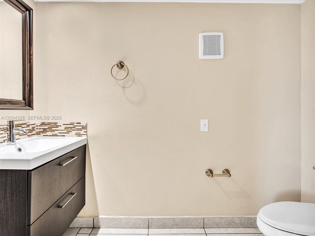 210 NW 87th Ave L206, Miami, FL 33172