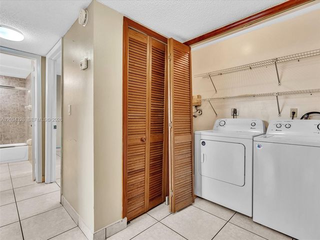 210 NW 87th Ave L206, Miami, FL 33172
