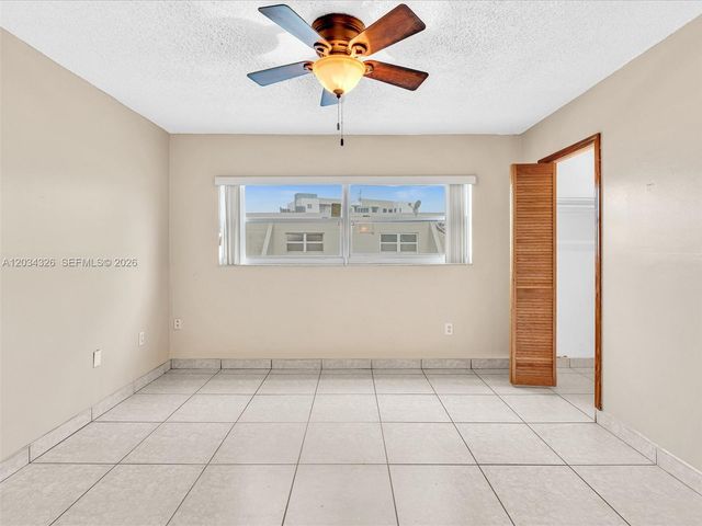 210 NW 87th Ave L206, Miami, FL 33172