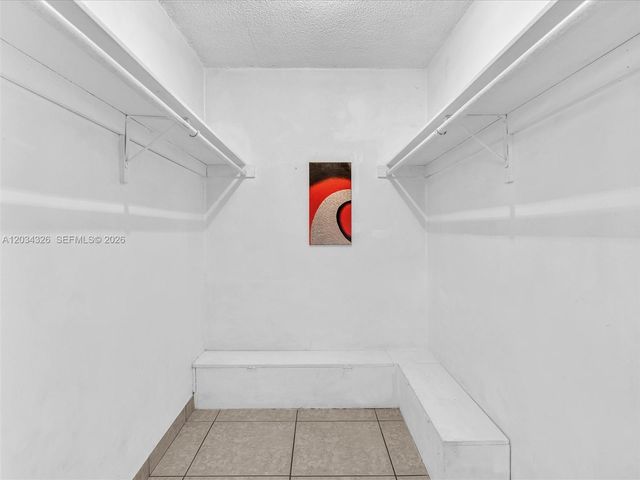 210 NW 87th Ave L206, Miami, FL 33172