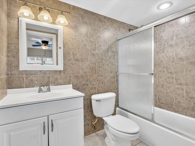 210 NW 87th Ave L206, Miami, FL 33172