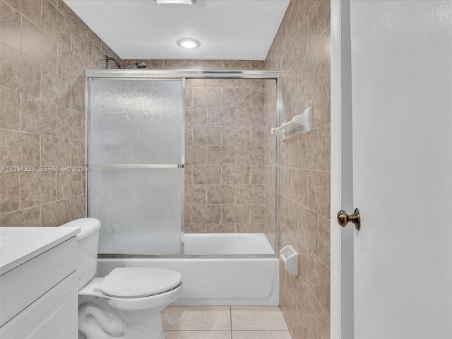 210 NW 87th Ave L206, Miami, FL 33172
