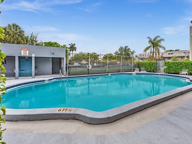 210 NW 87th Ave L206, Miami, FL 33172