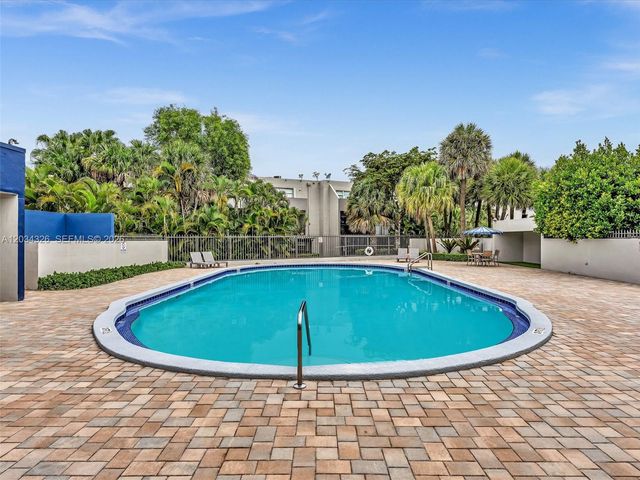 210 NW 87th Ave L206, Miami, FL 33172