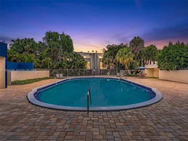 210 NW 87th Ave L206, Miami, FL 33172
