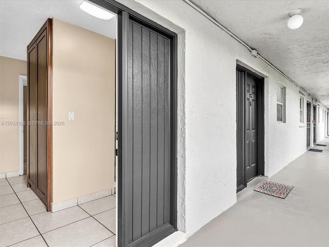 210 NW 87th Ave L206, Miami, FL 33172