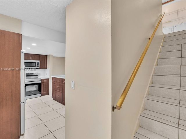 210 NW 87th Ave L206, Miami, FL 33172