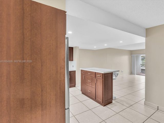 210 NW 87th Ave L206, Miami, FL 33172