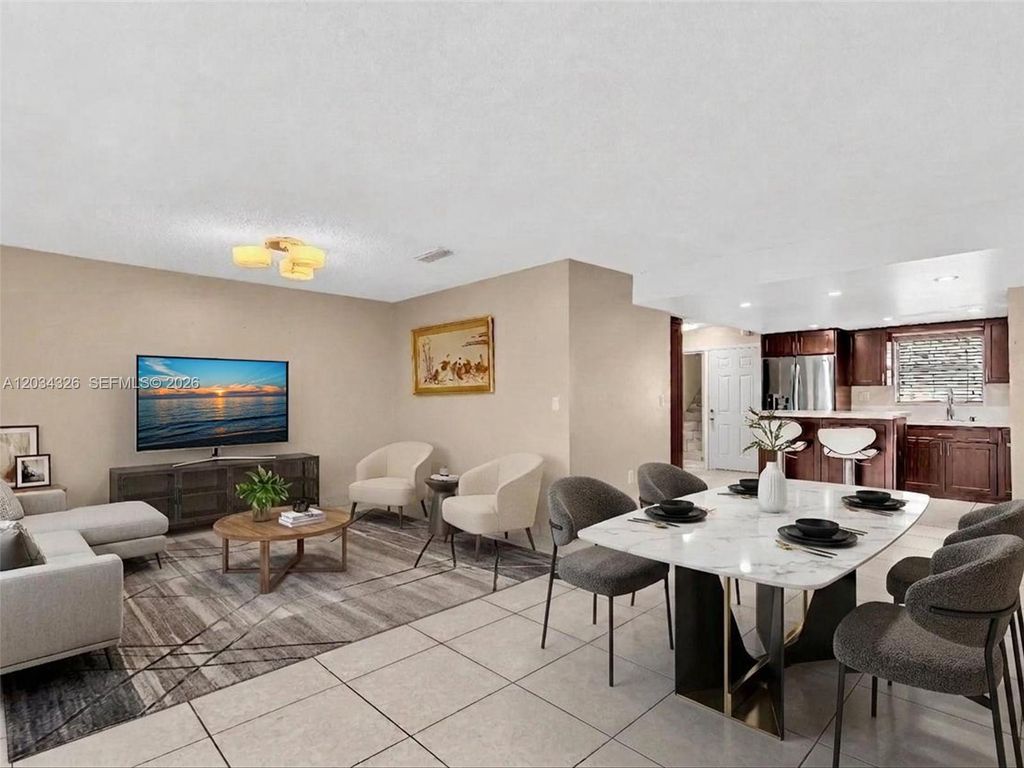 210 NW 87th Ave L206, Miami, FL 33172