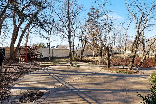 663 N Crest Ridge Ct, Wichita, KS 67230