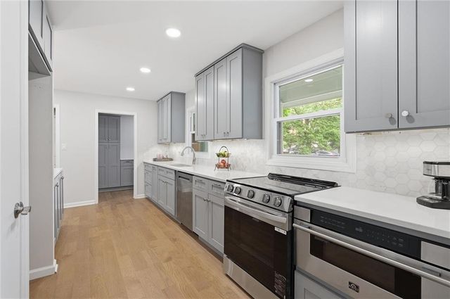 7740 Briar Drive, Prairie Village, KS 66208