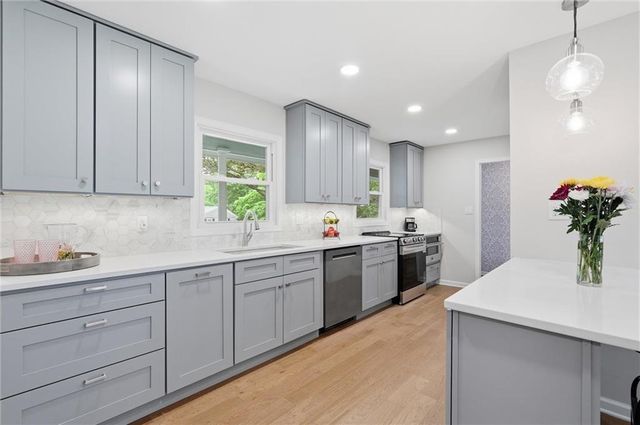 7740 Briar Drive, Prairie Village, KS 66208