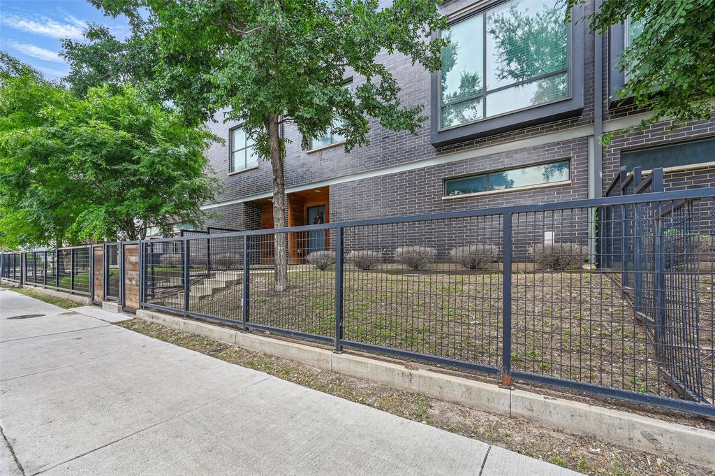 2280 N. Fitzhugh, Dallas, TX 75204