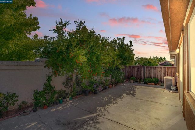 277 Kapalua Bay Cir, Pittsburg, CA 94565