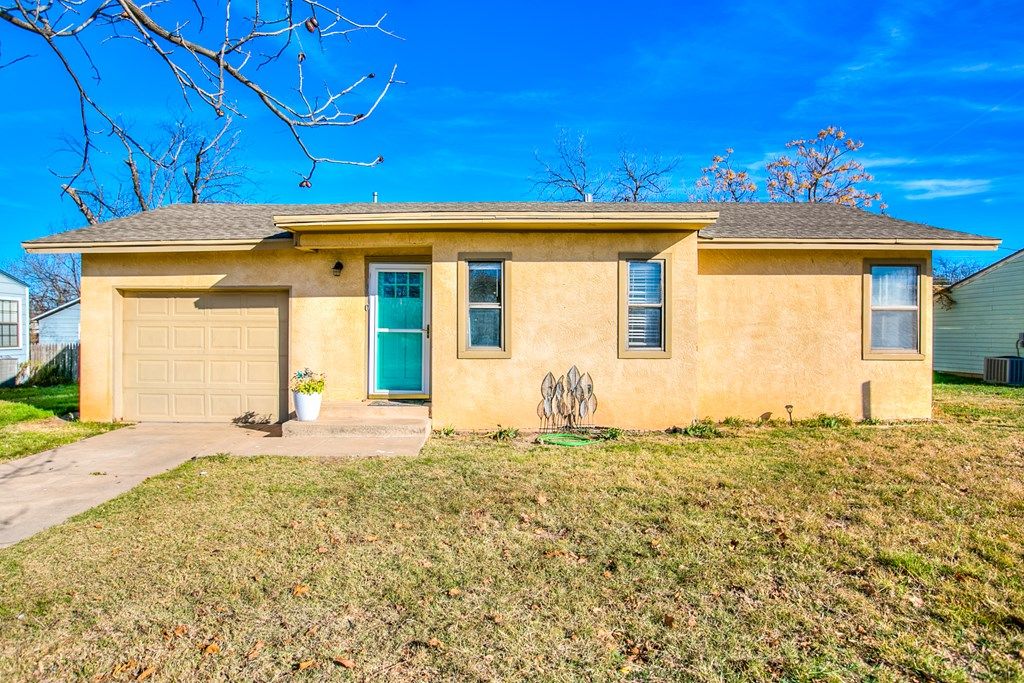 Image 5 of property listing at 1010 Ardmore St, San Angelo, TX 76905