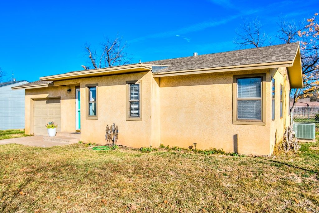 Image 6 of property listing at 1010 Ardmore St, San Angelo, TX 76905