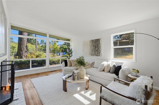 12039 SE 42nd St, Bellevue, WA 98006