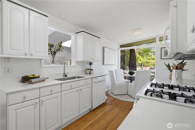 12039 SE 42nd St, Bellevue, WA 98006